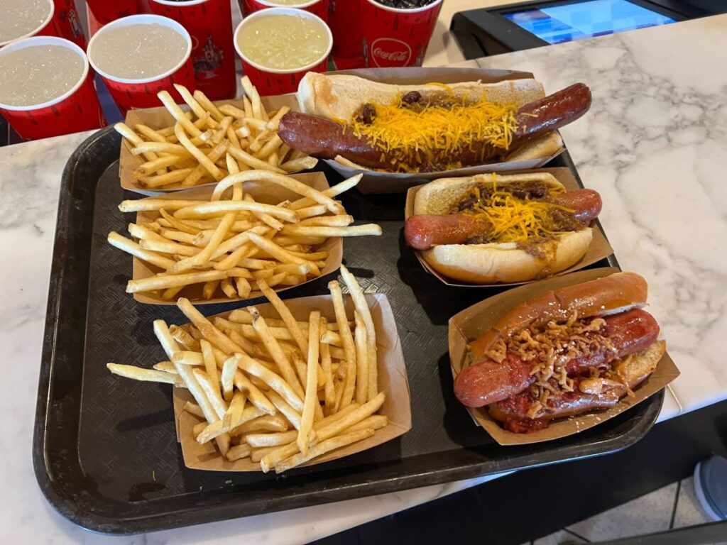 foto dos cachorros-quente e batatas-fritas do Casey's Corner