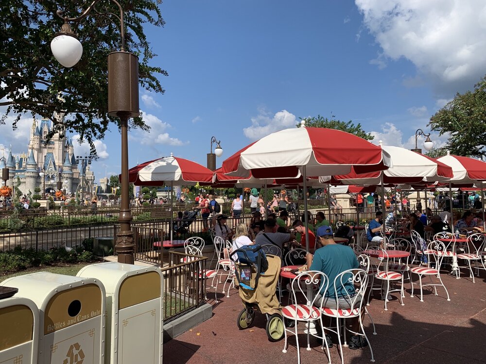 mesas para comer em frente ao Casey's Corner