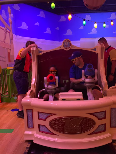 Gustavo e nossa filha, Giulia, no Toy Story Mania