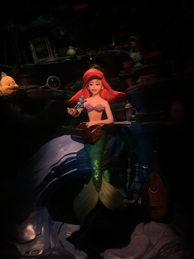 Imagem de animatronic da Ariel dentro da atração