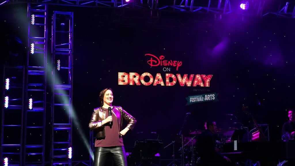 Cantora se apresentando no Broadway Series no Festival of the Arts